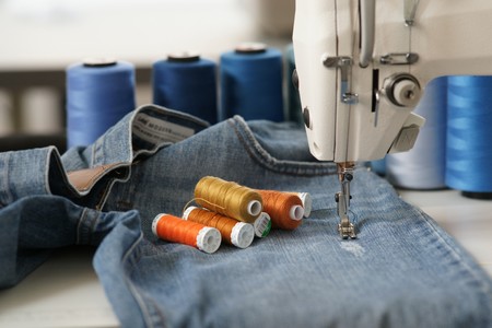 máquina de costura jeans